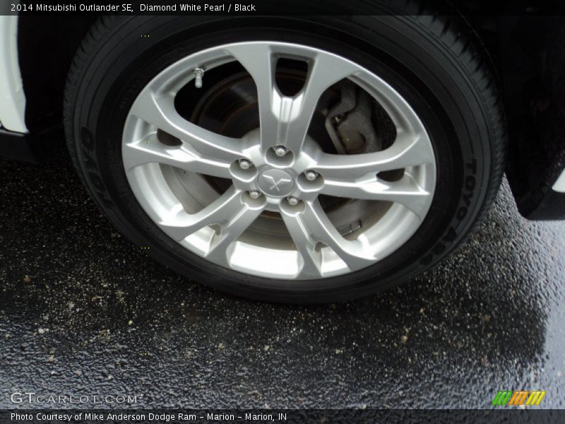 Diamond White Pearl / Black 2014 Mitsubishi Outlander SE