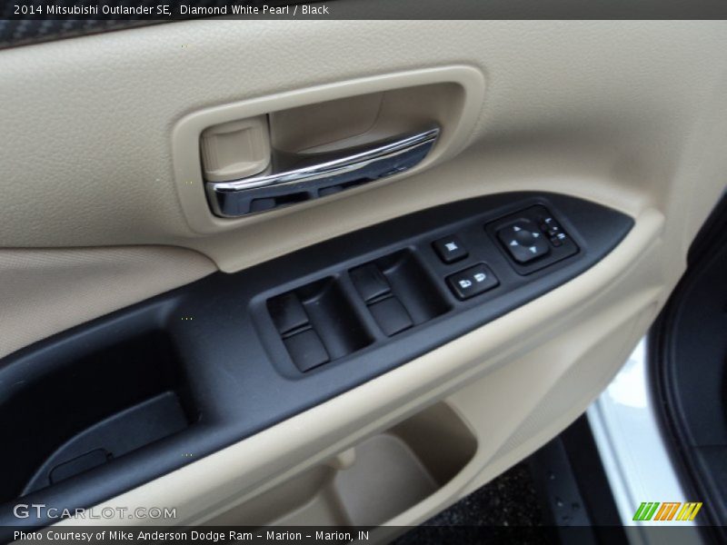 Diamond White Pearl / Black 2014 Mitsubishi Outlander SE