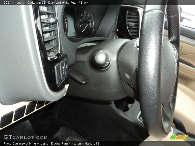 Diamond White Pearl / Black 2014 Mitsubishi Outlander SE