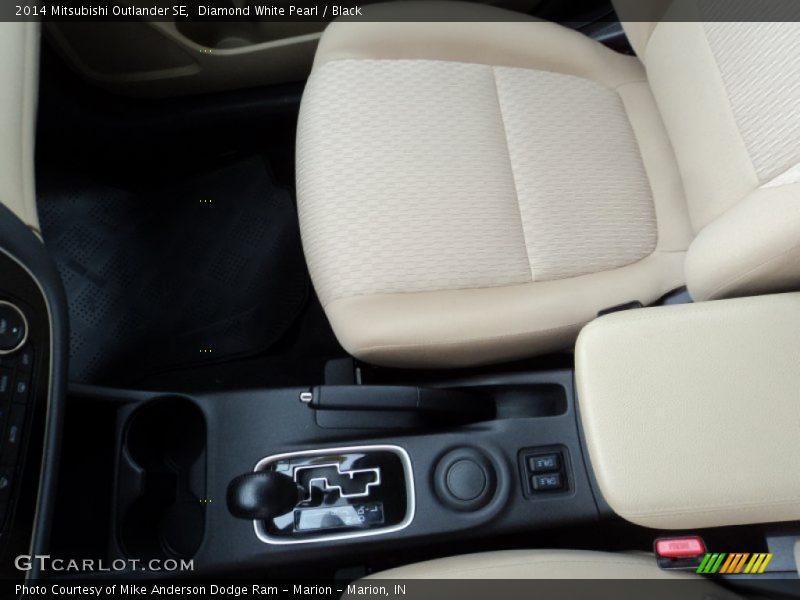 Diamond White Pearl / Black 2014 Mitsubishi Outlander SE