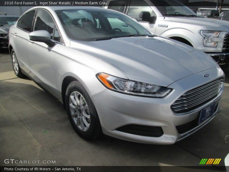 Front 3/4 View of 2016 Fusion S