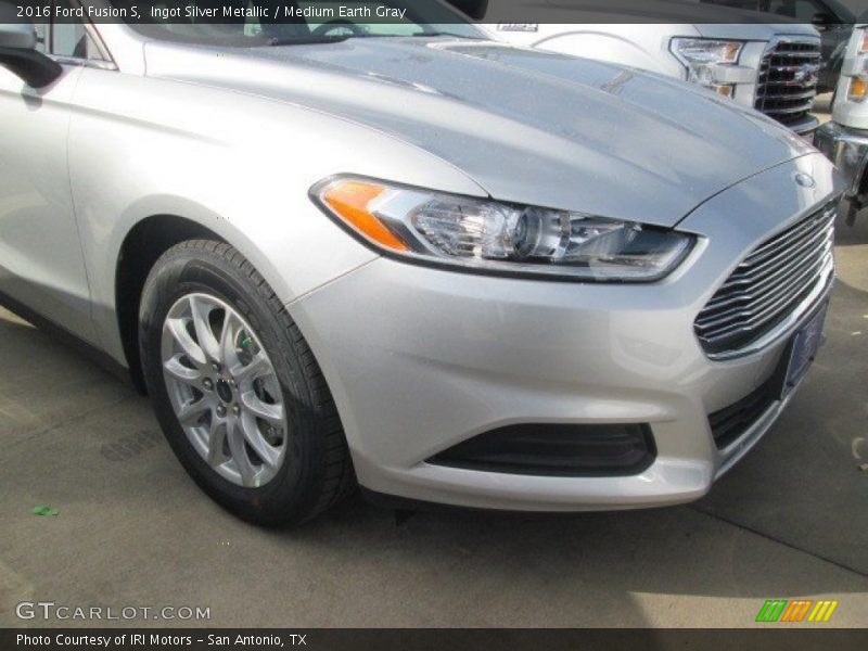 Ingot Silver Metallic / Medium Earth Gray 2016 Ford Fusion S