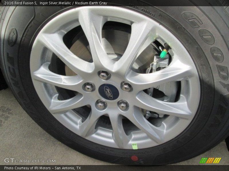 Ingot Silver Metallic / Medium Earth Gray 2016 Ford Fusion S