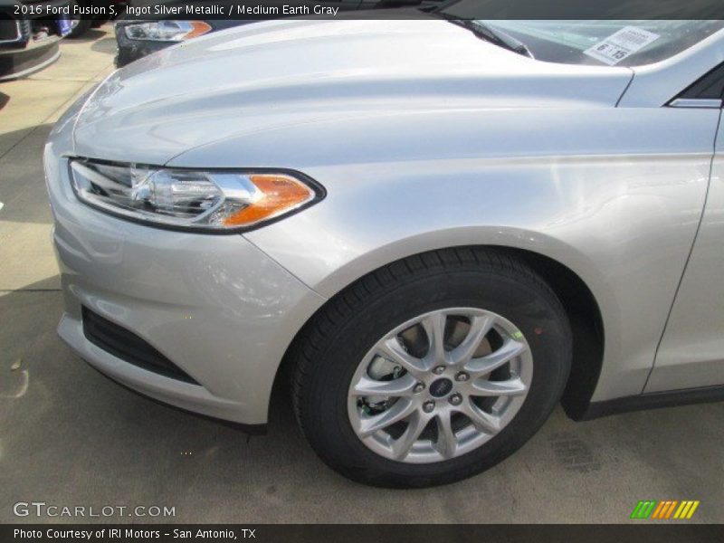 Ingot Silver Metallic / Medium Earth Gray 2016 Ford Fusion S