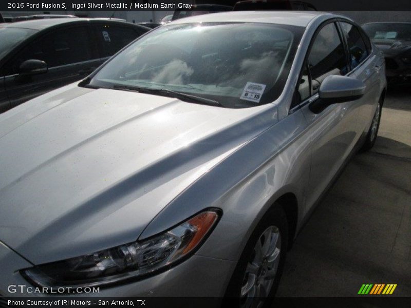 Ingot Silver Metallic / Medium Earth Gray 2016 Ford Fusion S