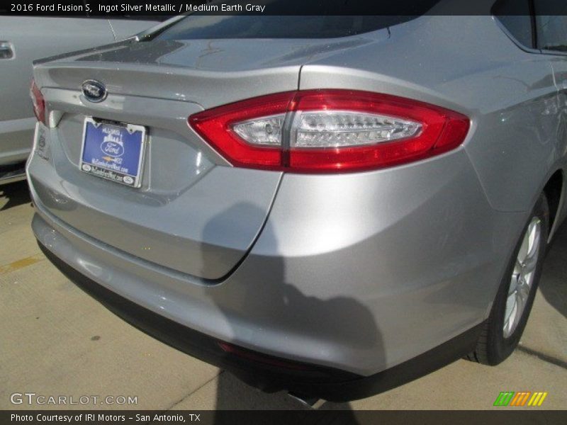 Ingot Silver Metallic / Medium Earth Gray 2016 Ford Fusion S
