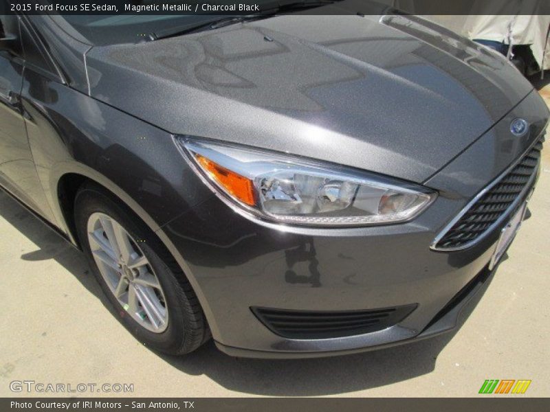 Magnetic Metallic / Charcoal Black 2015 Ford Focus SE Sedan