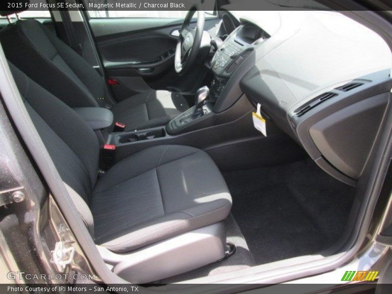 Magnetic Metallic / Charcoal Black 2015 Ford Focus SE Sedan