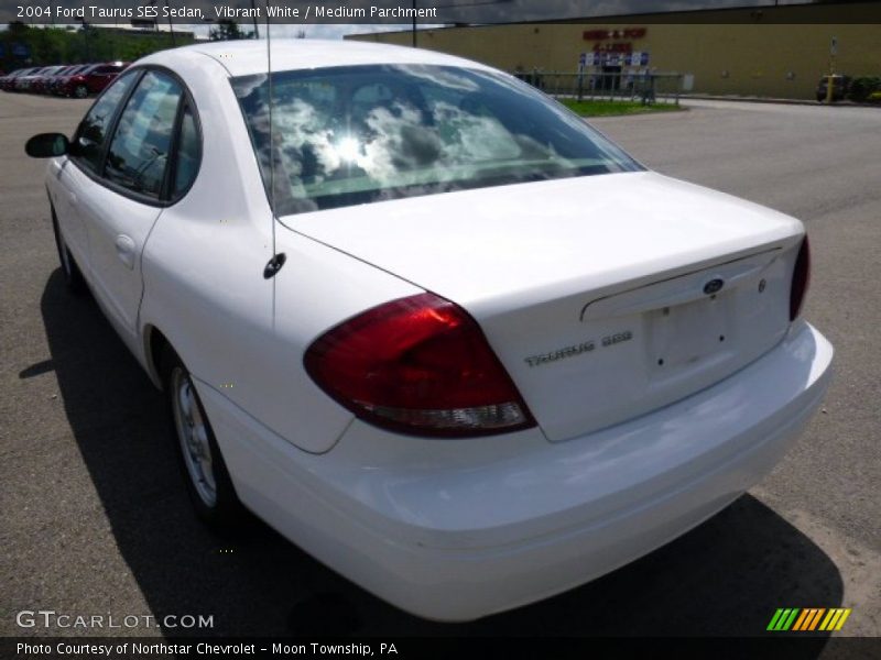 Vibrant White / Medium Parchment 2004 Ford Taurus SES Sedan