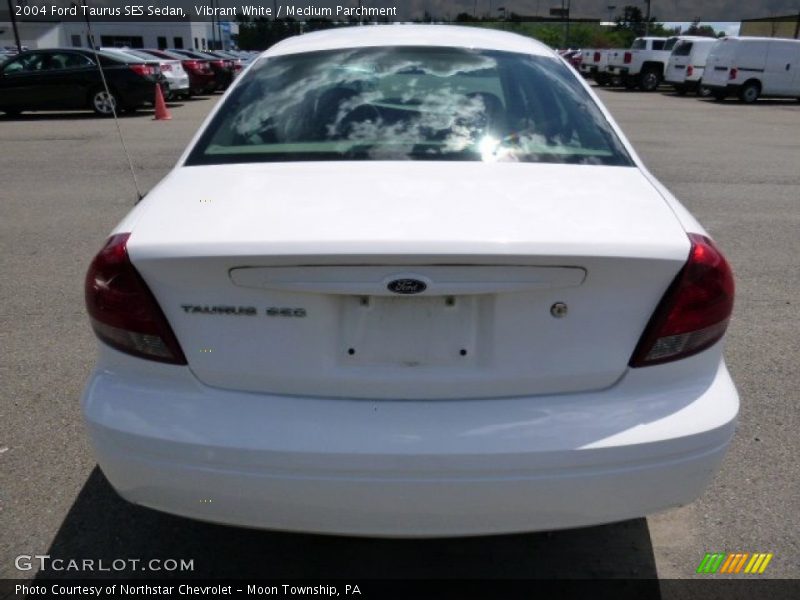 Vibrant White / Medium Parchment 2004 Ford Taurus SES Sedan