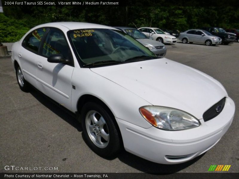 Front 3/4 View of 2004 Taurus SES Sedan
