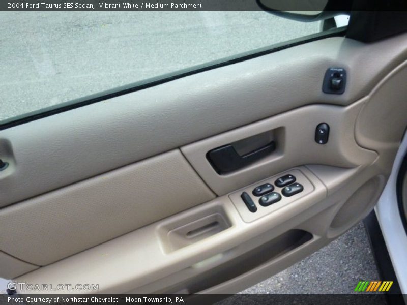 Vibrant White / Medium Parchment 2004 Ford Taurus SES Sedan