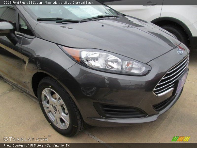 Magnetic Metallic / Charcoal Black 2015 Ford Fiesta SE Sedan