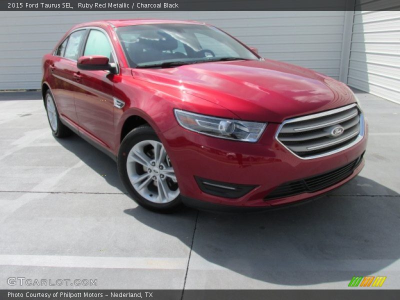 Front 3/4 View of 2015 Taurus SEL