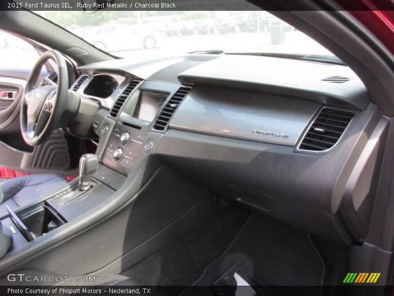 Dashboard of 2015 Taurus SEL
