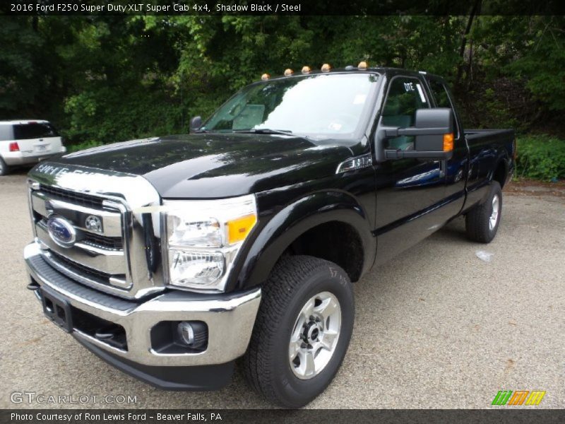 Front 3/4 View of 2016 F250 Super Duty XLT Super Cab 4x4