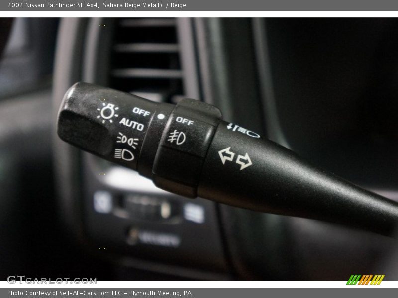 Sahara Beige Metallic / Beige 2002 Nissan Pathfinder SE 4x4