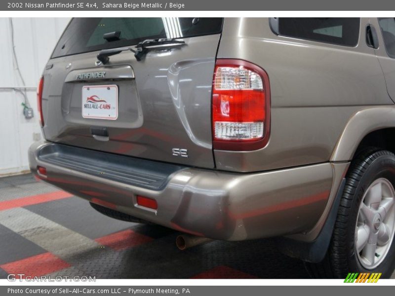 Sahara Beige Metallic / Beige 2002 Nissan Pathfinder SE 4x4