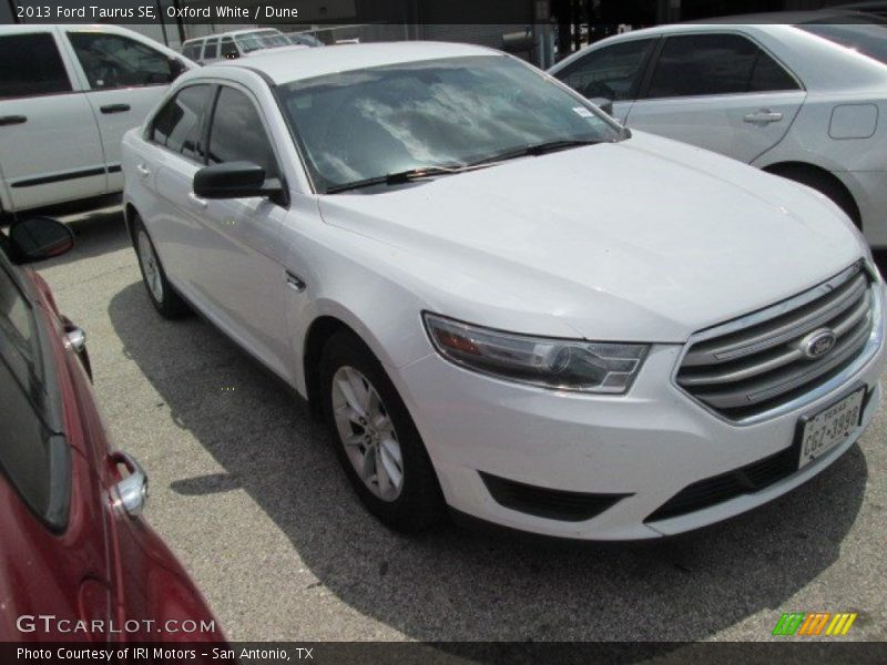 Oxford White / Dune 2013 Ford Taurus SE
