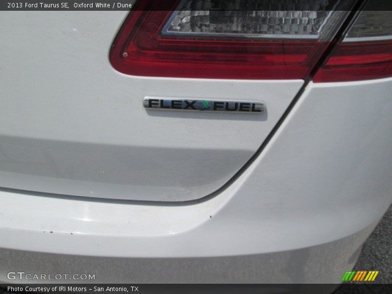 Oxford White / Dune 2013 Ford Taurus SE