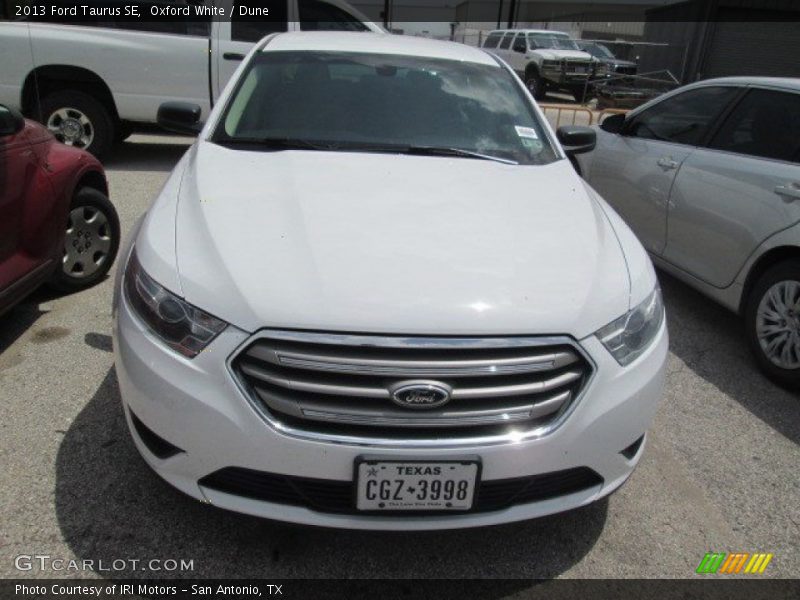 Oxford White / Dune 2013 Ford Taurus SE