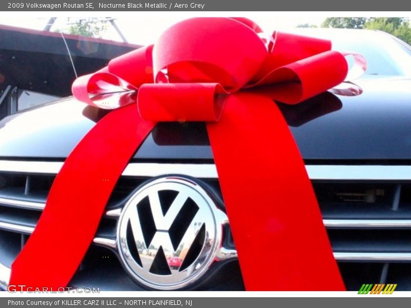 Nocturne Black Metallic / Aero Grey 2009 Volkswagen Routan SE