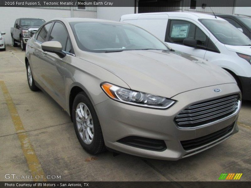Tectonic Metallic / Medium Earth Gray 2016 Ford Fusion S