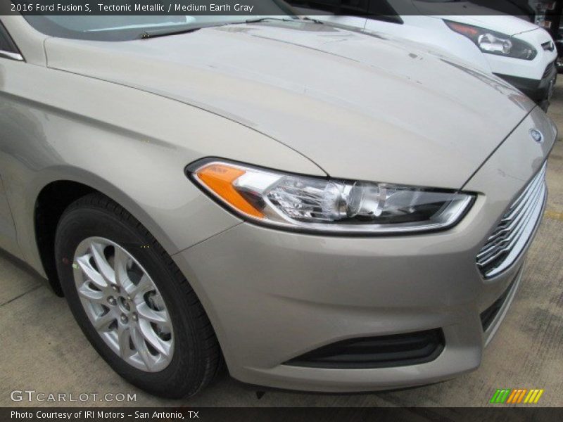 Tectonic Metallic / Medium Earth Gray 2016 Ford Fusion S