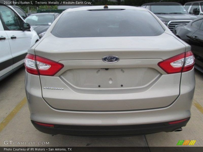 Tectonic Metallic / Medium Earth Gray 2016 Ford Fusion S