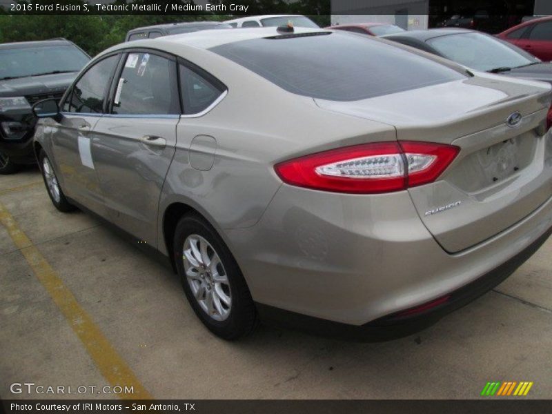 Tectonic Metallic / Medium Earth Gray 2016 Ford Fusion S