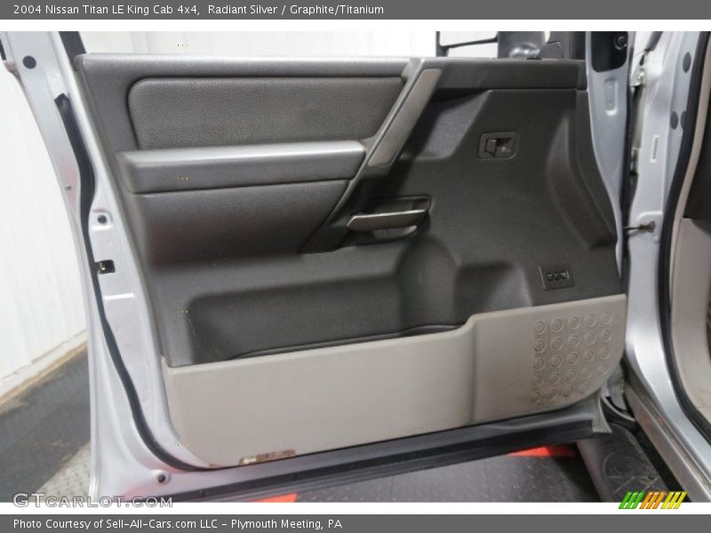 Radiant Silver / Graphite/Titanium 2004 Nissan Titan LE King Cab 4x4