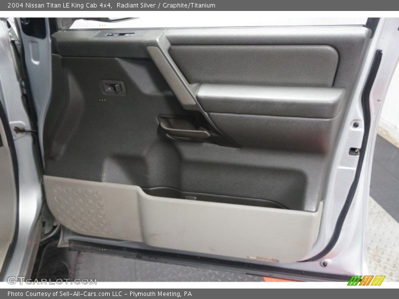 Radiant Silver / Graphite/Titanium 2004 Nissan Titan LE King Cab 4x4