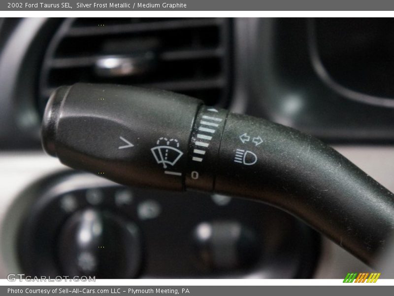Silver Frost Metallic / Medium Graphite 2002 Ford Taurus SEL