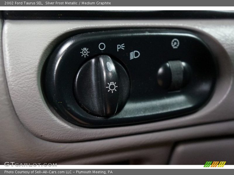 Silver Frost Metallic / Medium Graphite 2002 Ford Taurus SEL