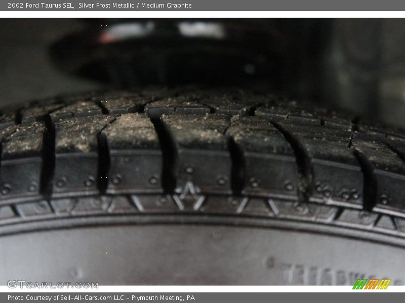 Silver Frost Metallic / Medium Graphite 2002 Ford Taurus SEL