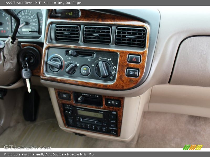 Super White / Oak Beige 1999 Toyota Sienna XLE