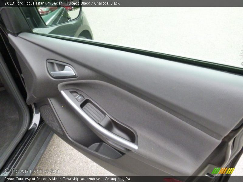 Tuxedo Black / Charcoal Black 2013 Ford Focus Titanium Sedan