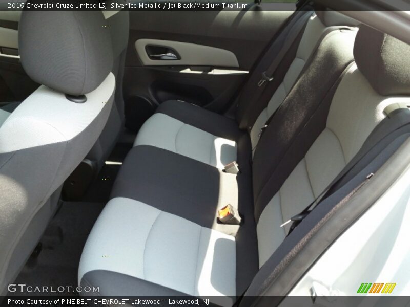 Silver Ice Metallic / Jet Black/Medium Titanium 2016 Chevrolet Cruze Limited LS