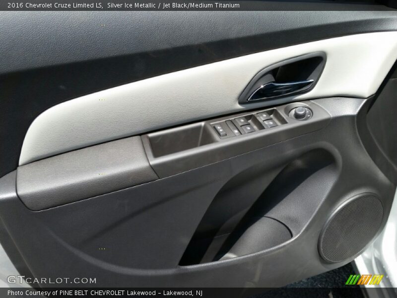 Silver Ice Metallic / Jet Black/Medium Titanium 2016 Chevrolet Cruze Limited LS