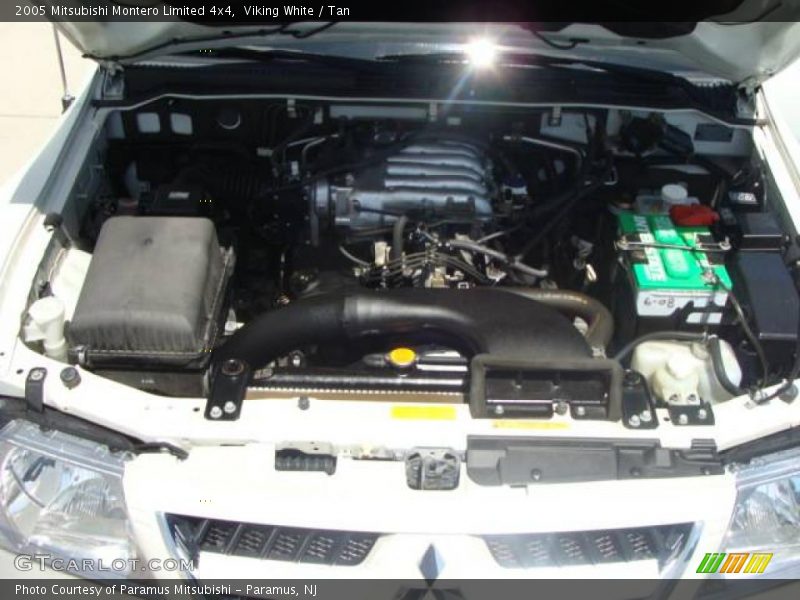 Viking White / Tan 2005 Mitsubishi Montero Limited 4x4