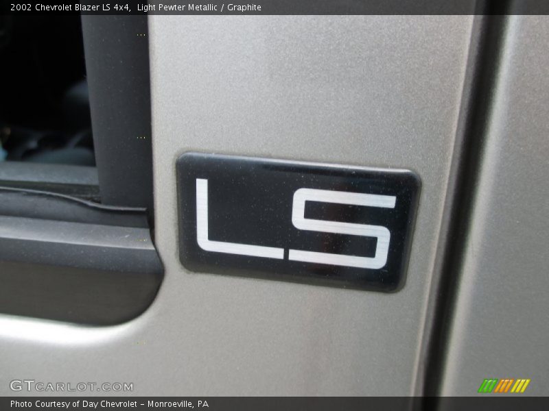 Light Pewter Metallic / Graphite 2002 Chevrolet Blazer LS 4x4