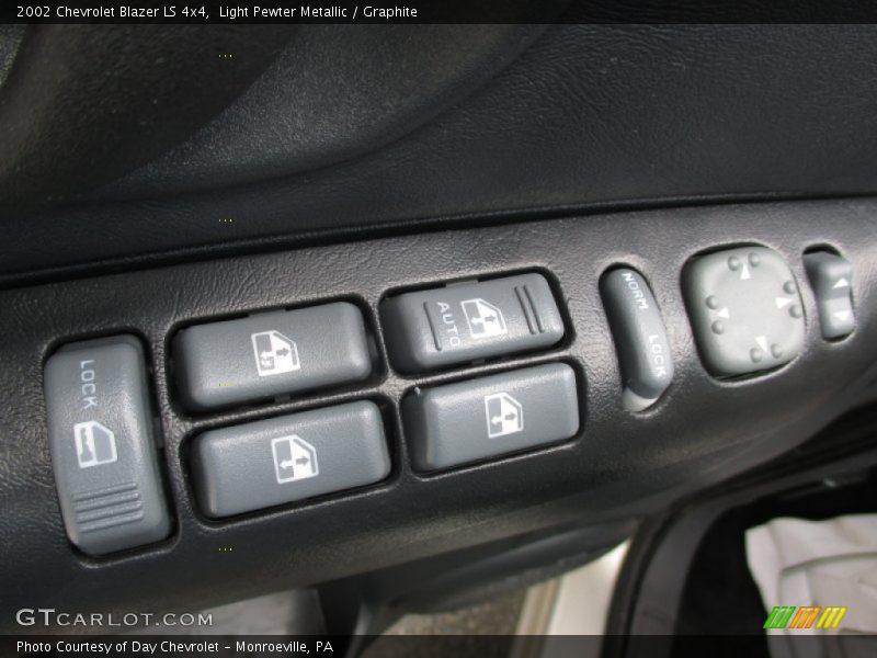 Light Pewter Metallic / Graphite 2002 Chevrolet Blazer LS 4x4