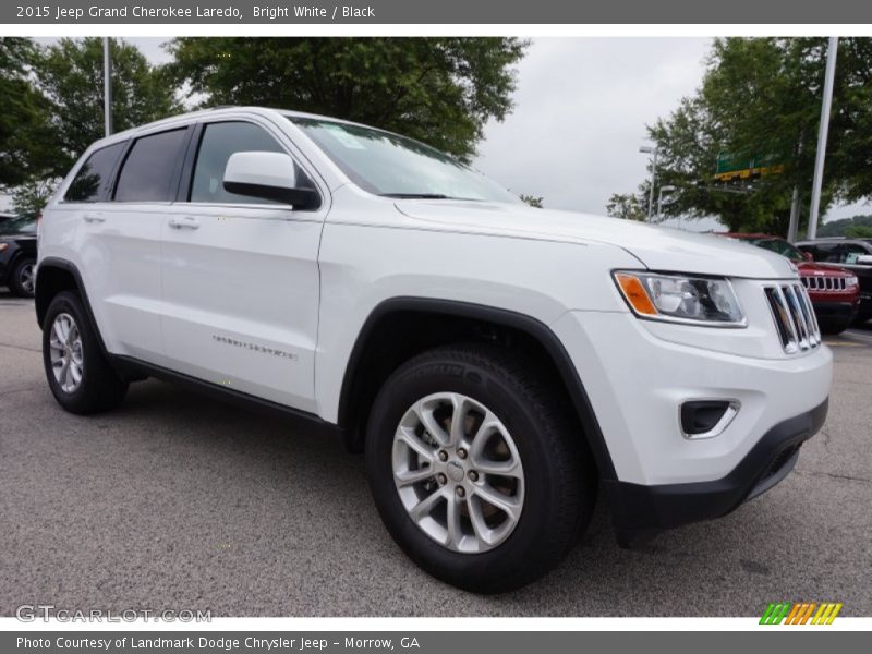 Front 3/4 View of 2015 Grand Cherokee Laredo