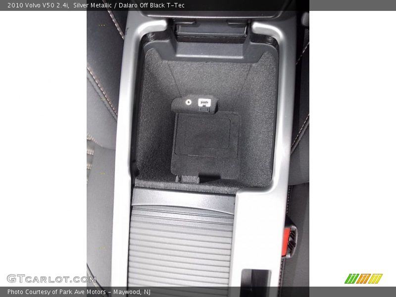 Silver Metallic / Dalaro Off Black T-Tec 2010 Volvo V50 2.4i