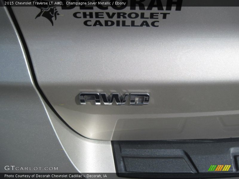 Champagne Silver Metallic / Ebony 2015 Chevrolet Traverse LT AWD
