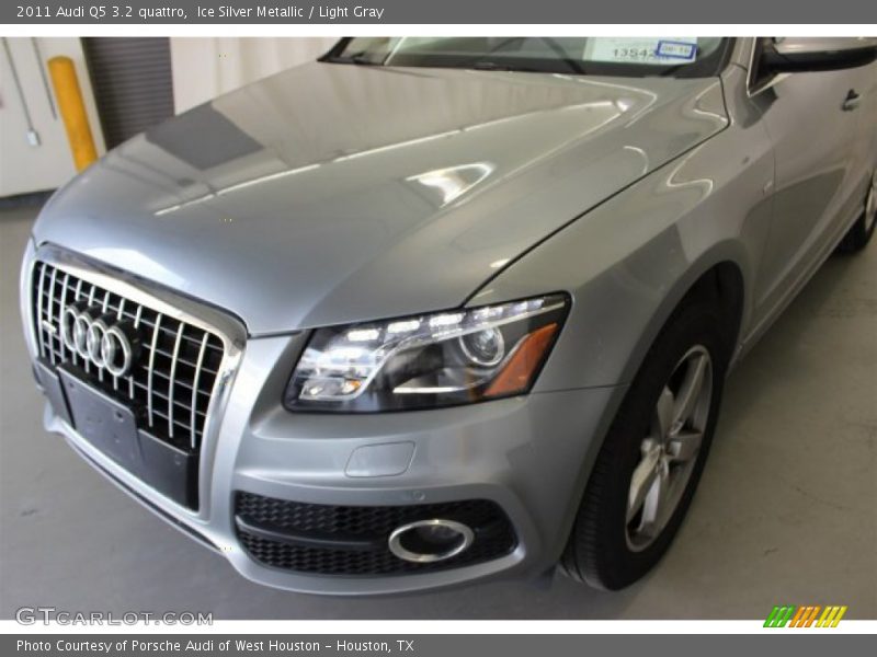 Ice Silver Metallic / Light Gray 2011 Audi Q5 3.2 quattro