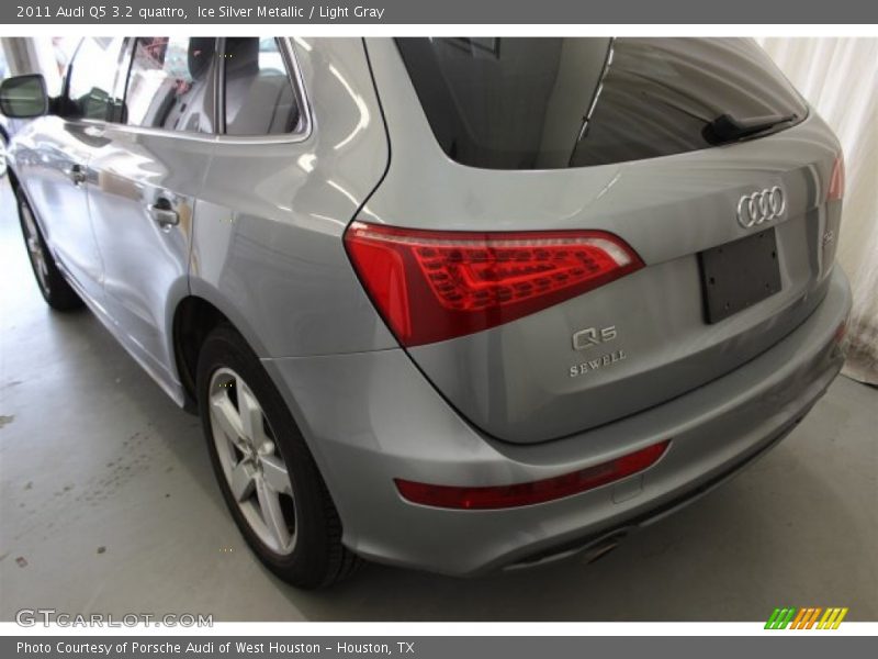 Ice Silver Metallic / Light Gray 2011 Audi Q5 3.2 quattro