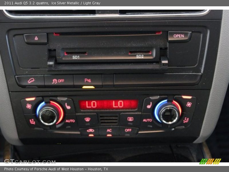 Ice Silver Metallic / Light Gray 2011 Audi Q5 3.2 quattro