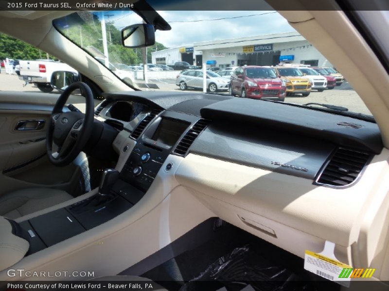 Oxford White / Dune 2015 Ford Taurus SEL