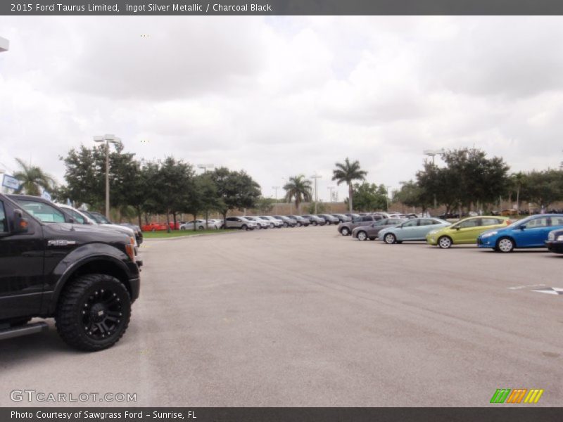 Ingot Silver Metallic / Charcoal Black 2015 Ford Taurus Limited